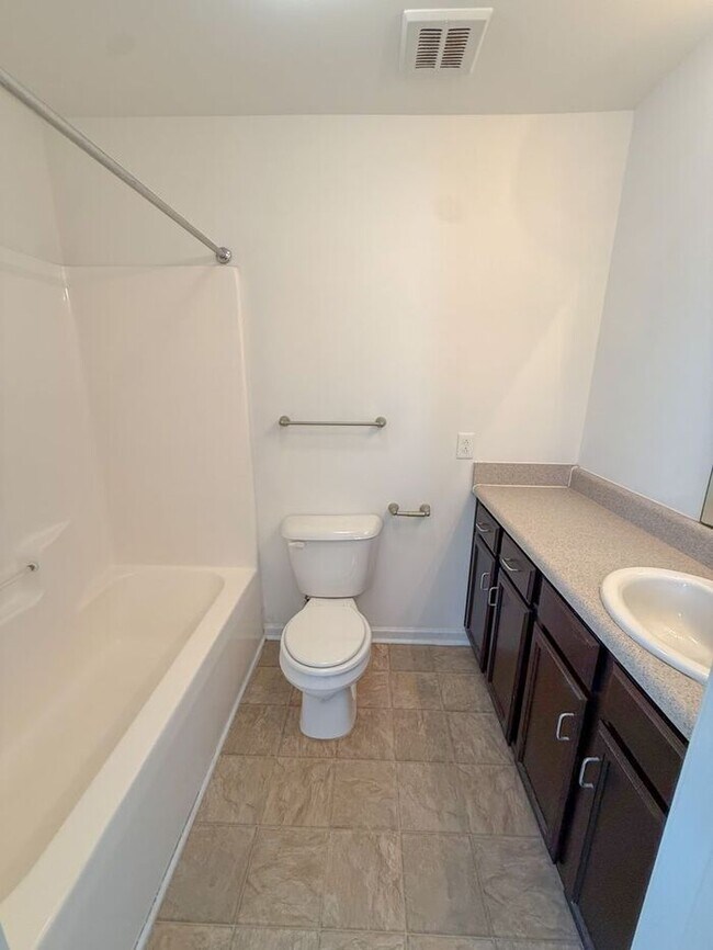 Building Photo - 4 Bed 4 Bath Condo with New carpet available now!!!