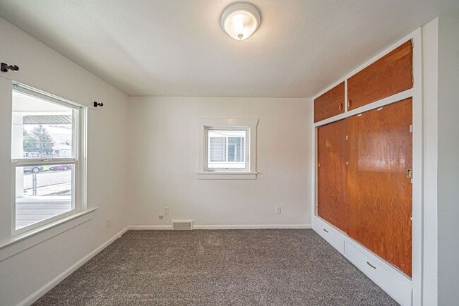 Building Photo - 3 bed 1 bath home recently renovated.