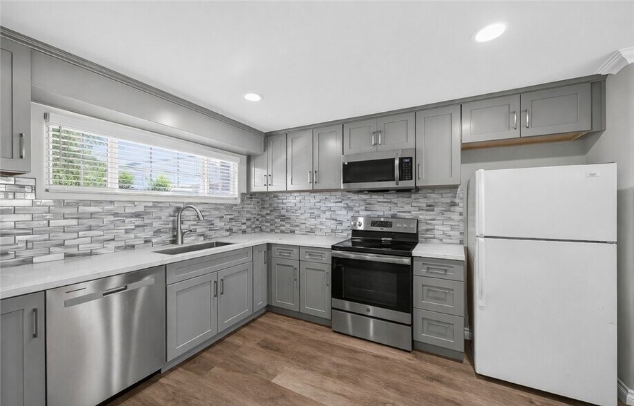 Building Photo - 4751 Saint Andrews Ave