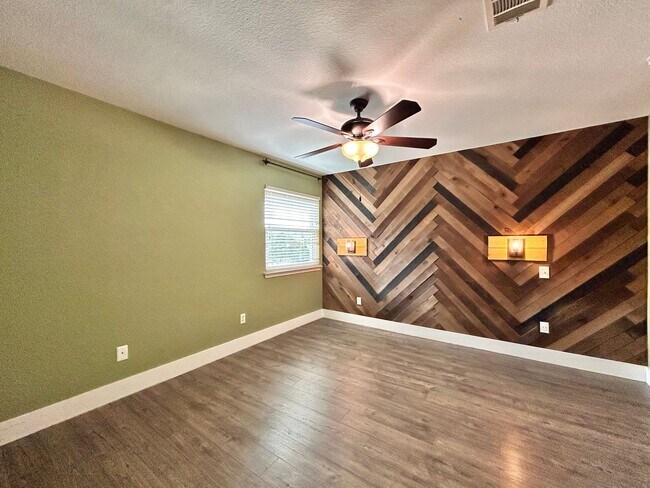 Building Photo - Modern 3/BR 2.5/BA Home with Patio & Balcony