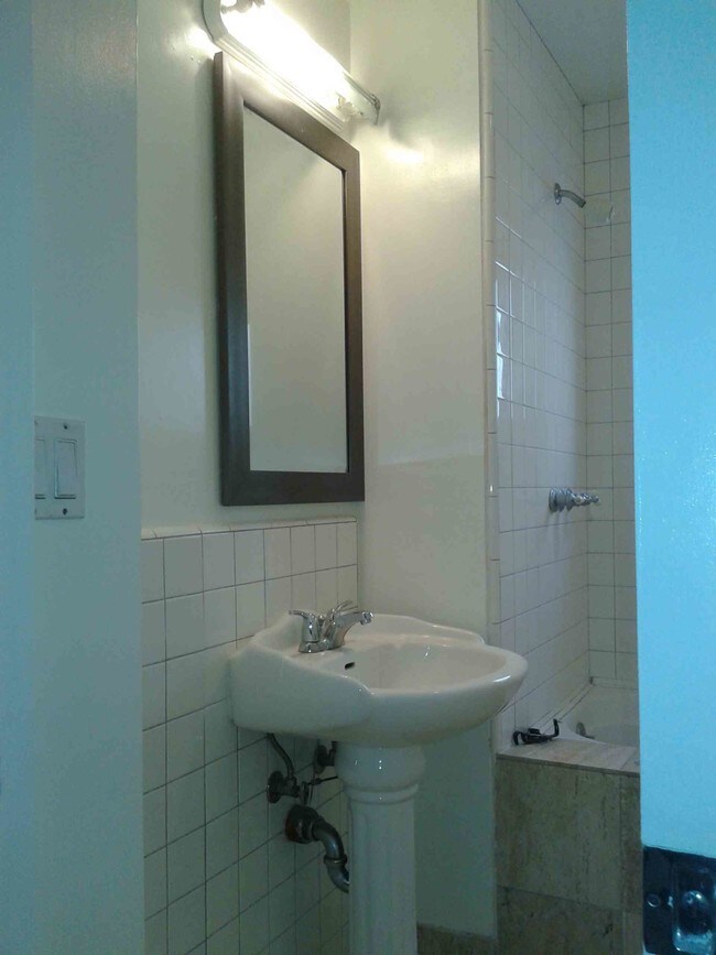 Upstairs Full Bath unfurnished - 3512 Pacific Ave