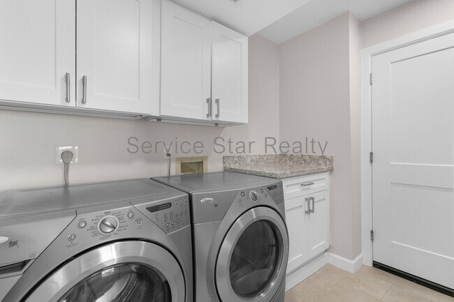 Building Photo - 1703 N La Rosa Dr