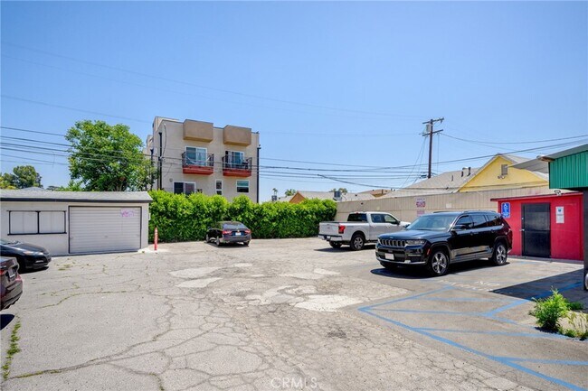 Building Photo - 6634 Lankershim Blvd