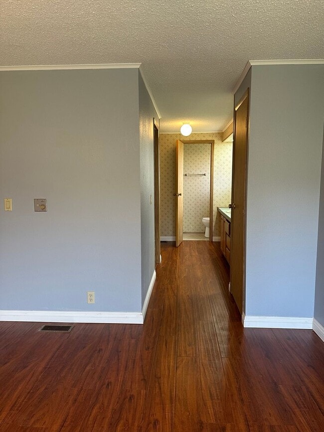 Building Photo - Peaceful Country Living on 2 Fenced Acres