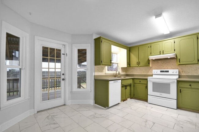 Building Photo - Pet Friendly Five Bedroom!