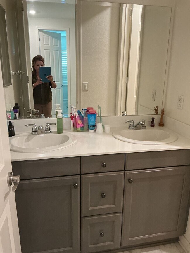 Building Photo - Riverside Home