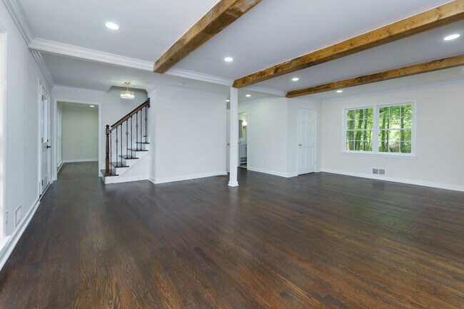 Building Photo - 280 E Valley Dr