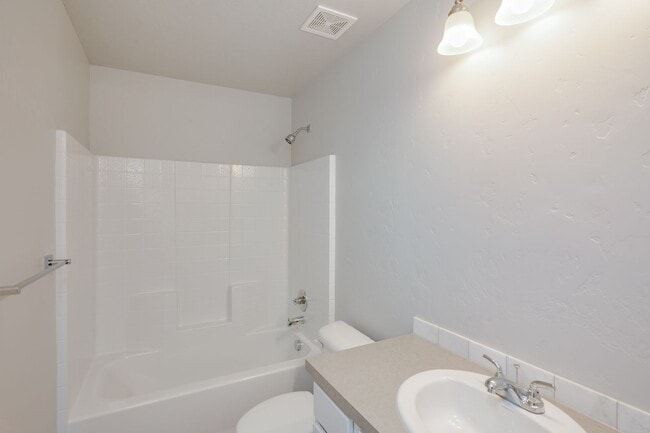 Building Photo - Beautiful, Modern 2 Bedroom Cottage Available!