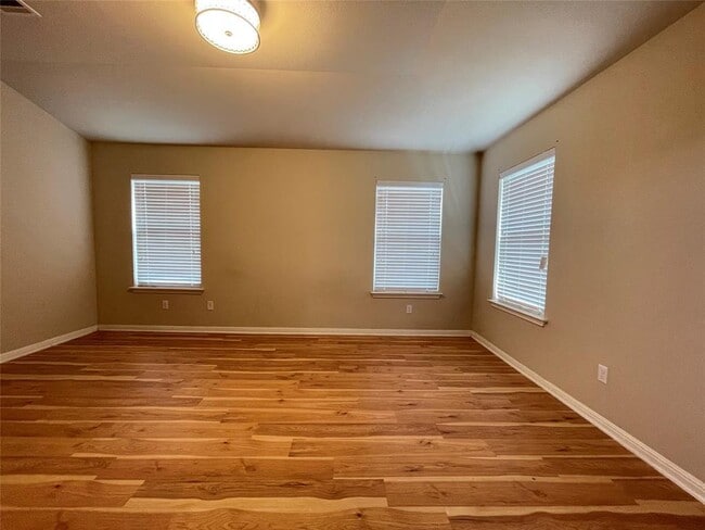 Building Photo - 600 Lakemont Dr