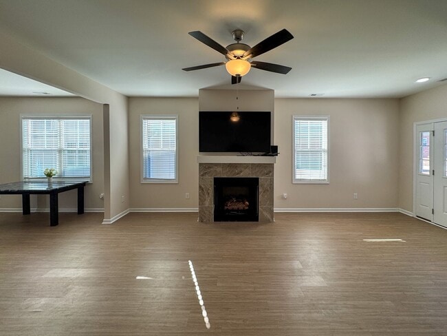 Building Photo - Stunning 3 Bed 2 Bath Home in Fayetteville