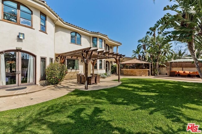 Building Photo - 6127 Rhodes Ave