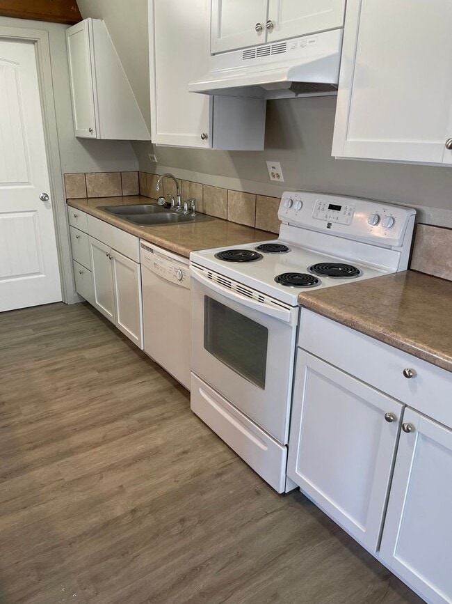 Building Photo - 2 bedroom, 1.5 bath 1,484 sqft