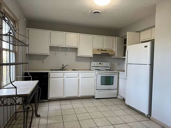 Building Photo - 1661 Forest Dr