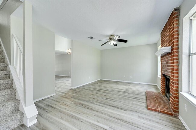 Building Photo - 15316 Ecorio Dr