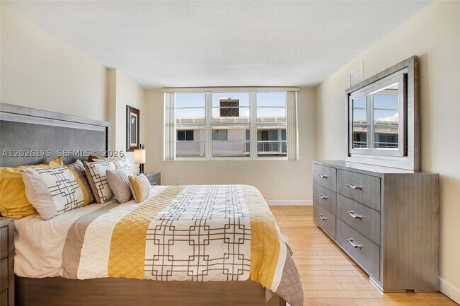 Building Photo - 6917 Collins Ave