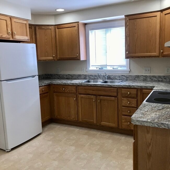 Building Photo - 138 King Philip Rd