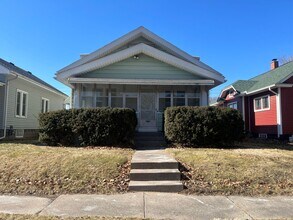 Building Photo - Spacious updated 4 bed 2 bath home in the heart of Rock Island!