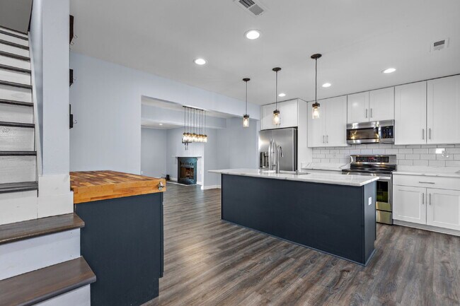 Building Photo - Beachside Living with Beautiful Water Views