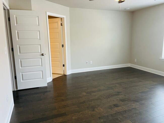 Building Photo - Wow! 4 bedroom 2.5 bathroom in Suwanee! Must See!!