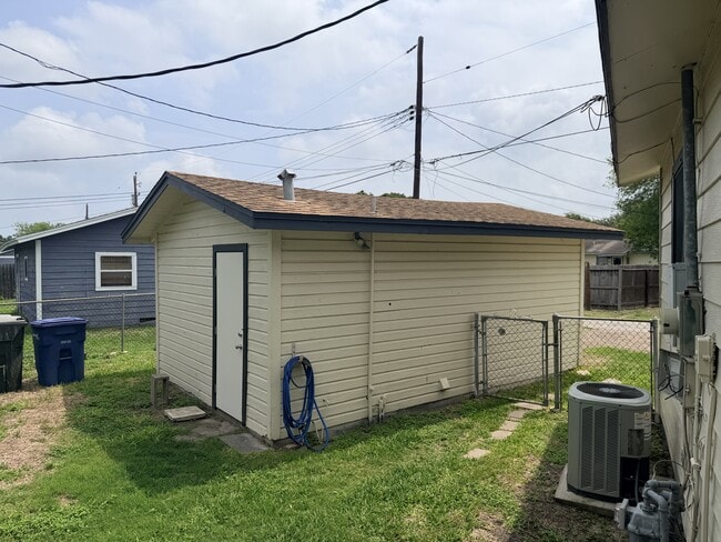Building Photo - 8206 Vetters Dr