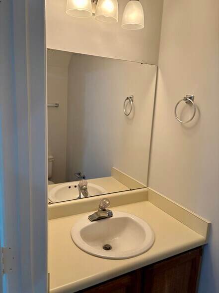 Building Photo - 2630 Hitchcock Dr