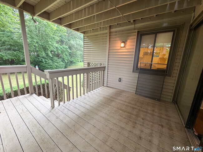 Building Photo - 14 Greenbriar Dr