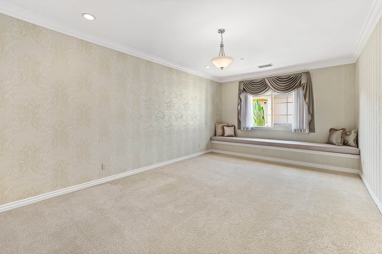 Master bedroom - 808 S Golden W Ave