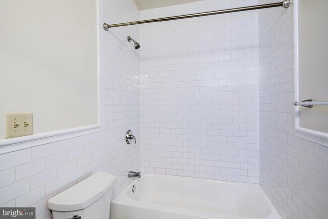 Building Photo - 412 S 13th St