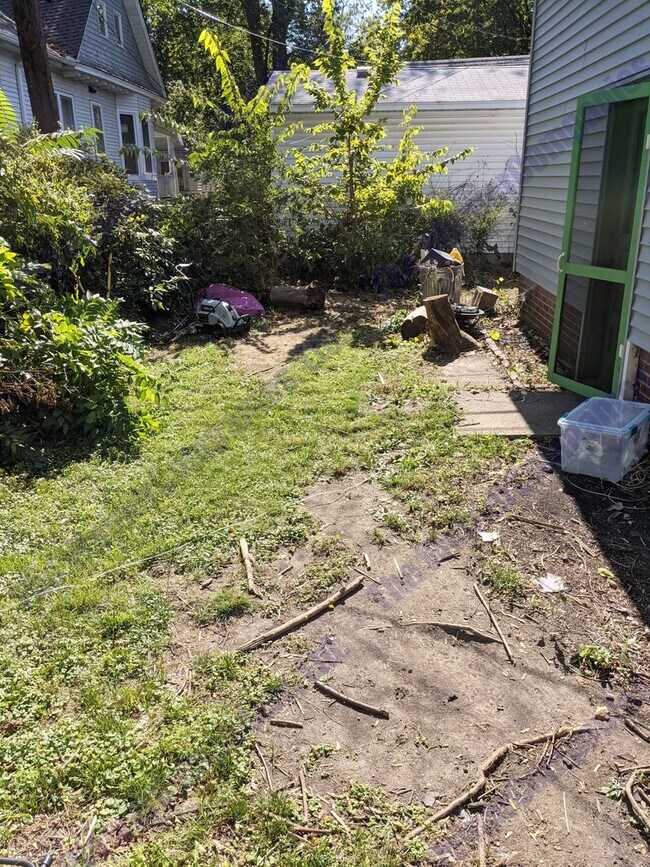 Building Photo - Charming 2-Bedroom House with Front Porch ...