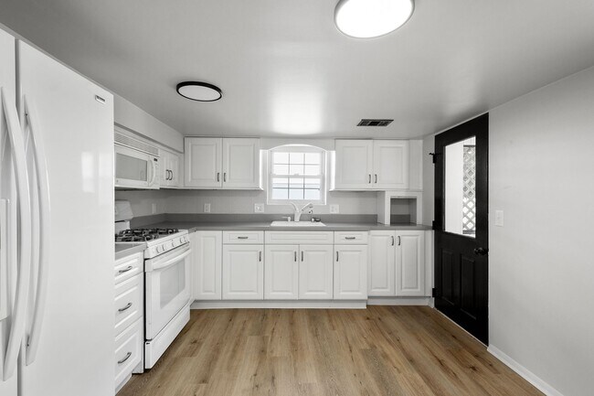 Building Photo - SCORE 50% OFF 1ST MONTH'S RENT IF SIGNED BY FEB 13! Stunning 4 Bedroom home in North Versailles a...