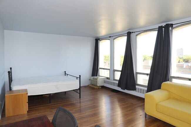 Building Photo - 1400 E 55th Pl