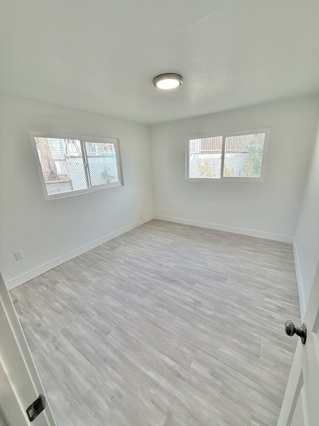 Building Photo - 288 W Diagonal #A 3 Bed/2 Bath
