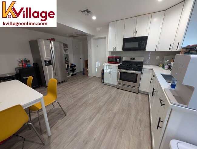 Building Photo - Private room with private bathroom (co-living) **PET-FRIENDLY FLOOR**