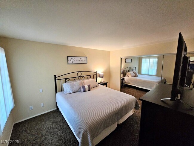 Building Photo - 3145 E Flamingo Rd