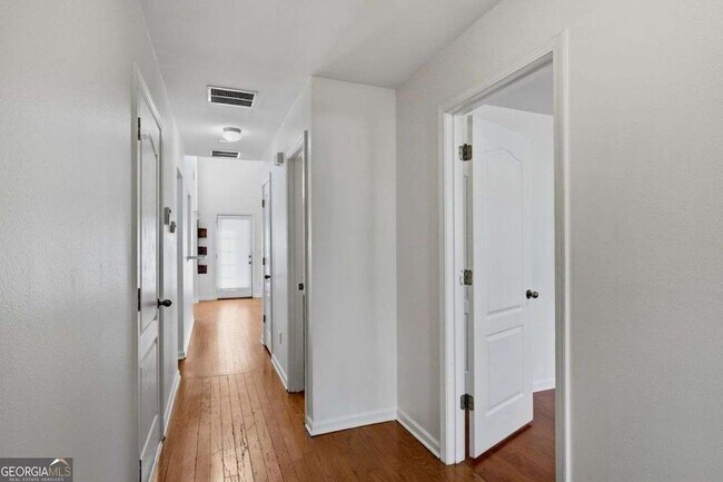 Building Photo - 6425 White Walnut Way