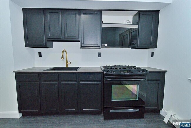 Building Photo - 401 Undercliff Ave