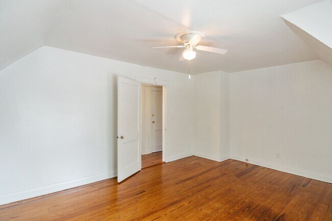 Building Photo - "Charming 1-Bedroom Retreat with Gleaming ...