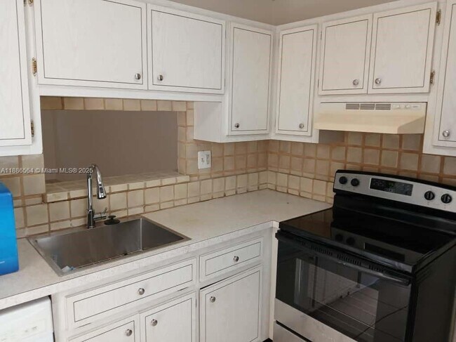 Building Photo - 5181 W Oakland Park Blvd