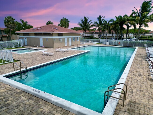 Building Photo - 10008 Twin Lakes Dr