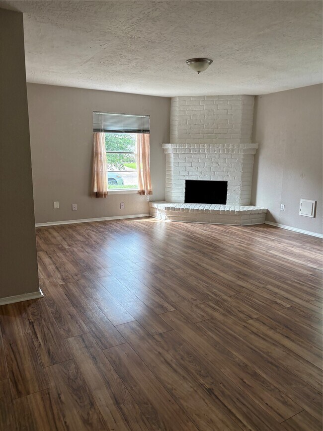 Building Photo - 927 Three Forks Dr