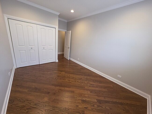 Building Photo - 1428 W Belmont Ave