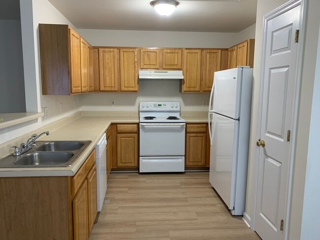 Building Photo - All new laminate flooring~3 bedroom 2 baths ~ small pet with fee ~Home Owner's Assocaite rules & ...