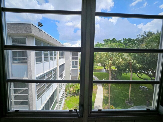 Building Photo - 4899 NW 26th Ct