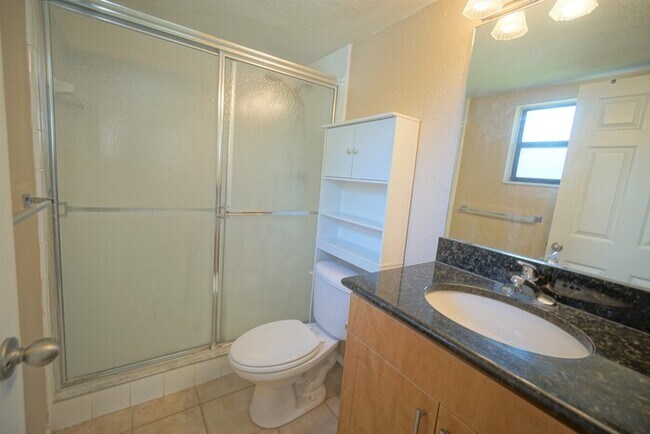 Building Photo - Spacious 2-Bedroom Condo with Screened Lanai in Gallery at Bayport
