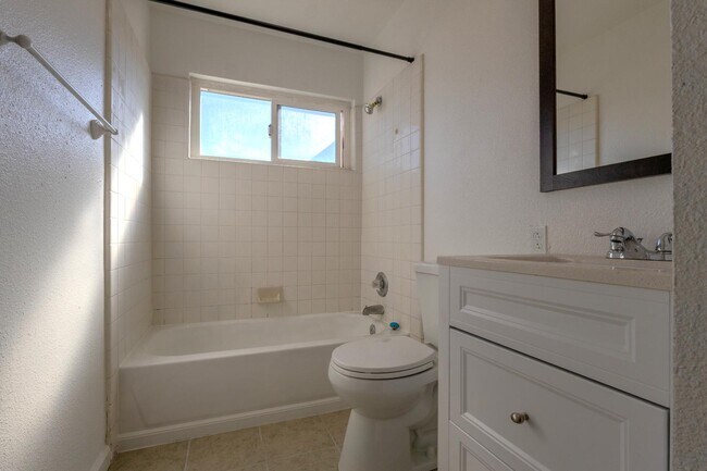 Building Photo - 1009 Avon Ct
