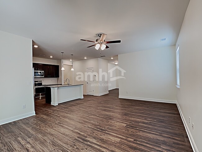 Building Photo - 5120 Valley Dr