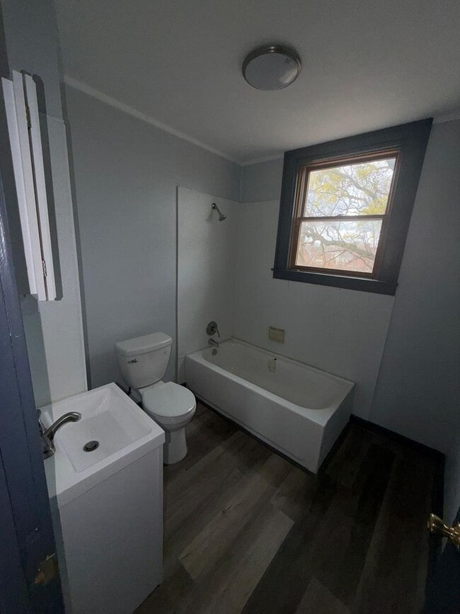 Building Photo - 4 bedroom 2 full bathroom!