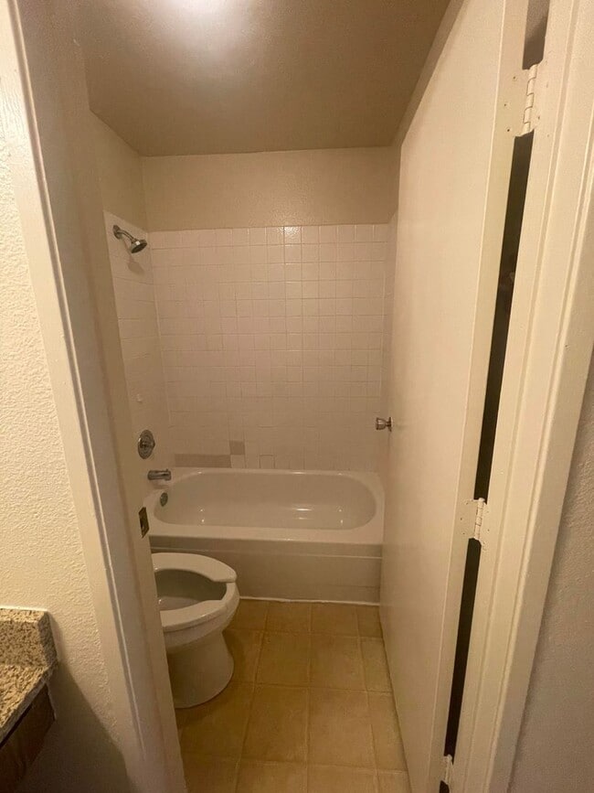 Building Photo - AVAILABLE NOW! 2 bed / 2 Bath near UNR!