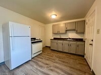 Building Photo - Outstanding Two Bedroom in Cheswick! Central A/C, Off-Street Parking & More!! Call Today!