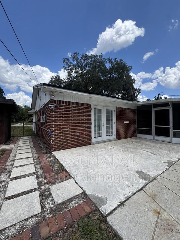 Building Photo - 2255 E Helen Cir